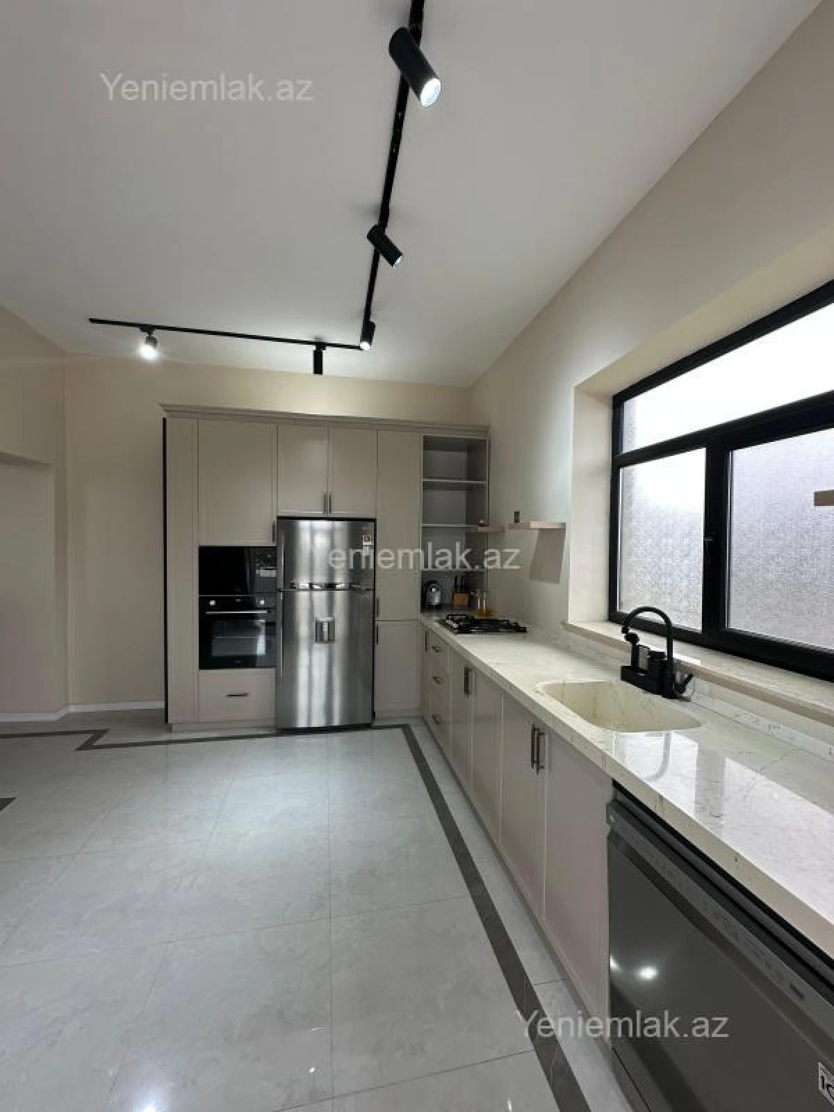 Satılır 4 otaqlı həyət evi 500 m²