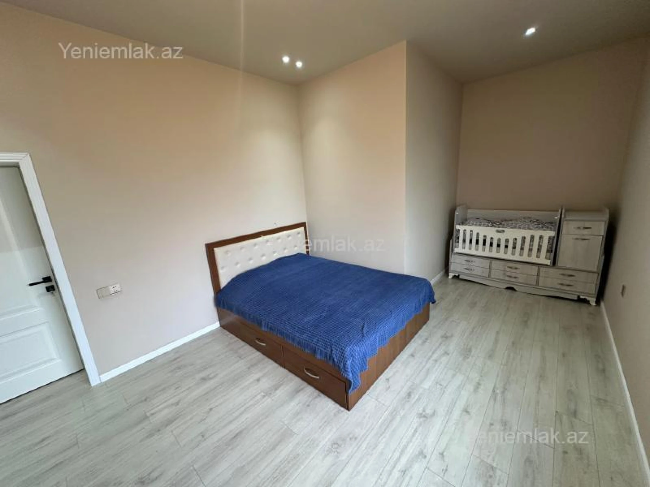 Satılır 4 otaqlı həyət evi 500 m²