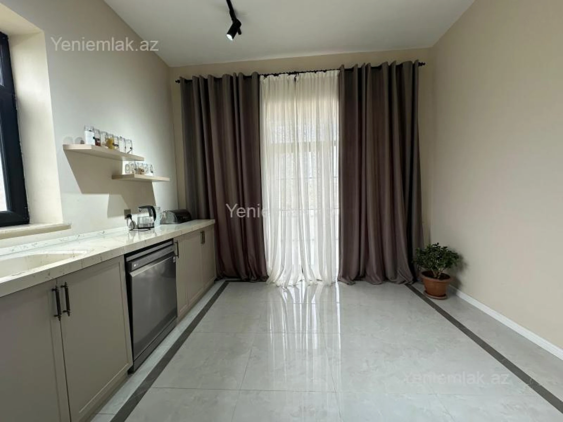 Satılır 4 otaqlı həyət evi 500 m²