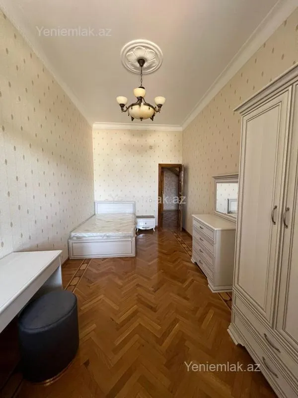 Satılır 7 otaqlı həyət evi 800 m²