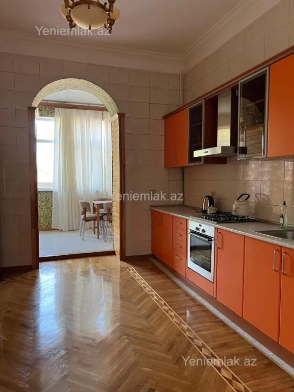 Satılır 7 otaqlı həyət evi 800 m²