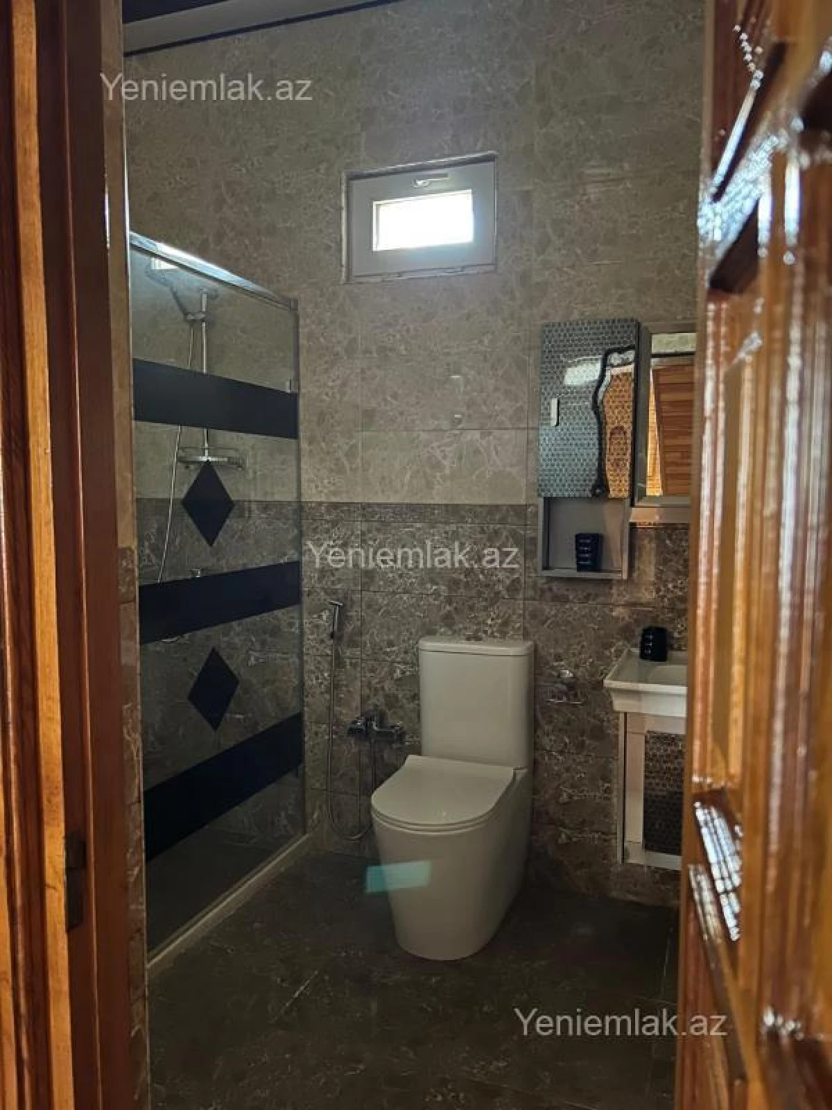 Satılır 7 otaqlı həyət evi 800 m²