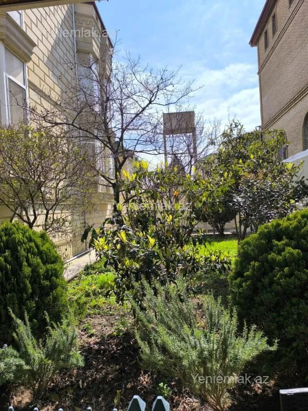 Satılır 7 otaqlı həyət evi 800 m²