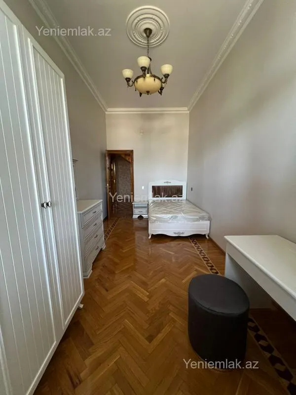 Satılır 7 otaqlı həyət evi 800 m²