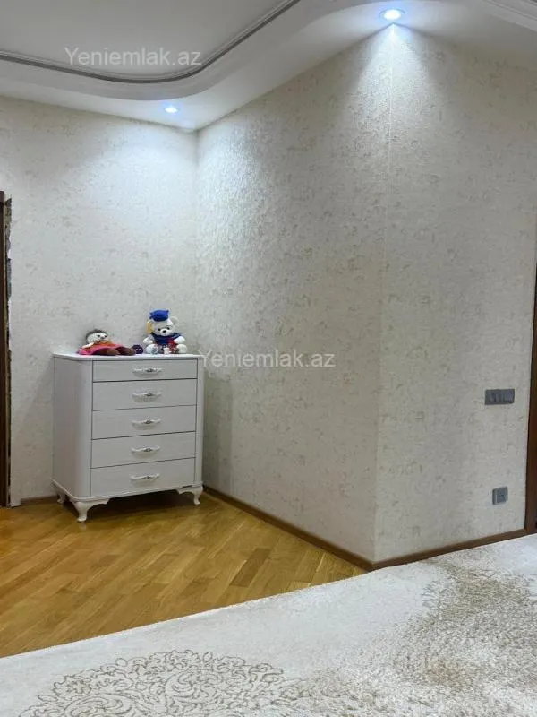 Satılır 3 otaqlı yeni tikili 136 m²