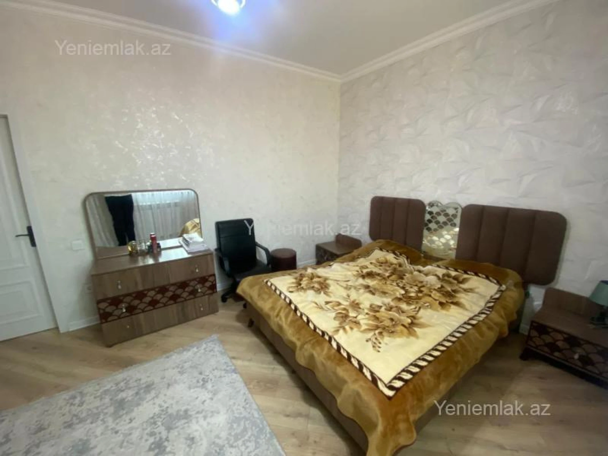 Satılır 6 otaqlı həyət evi 300 m²