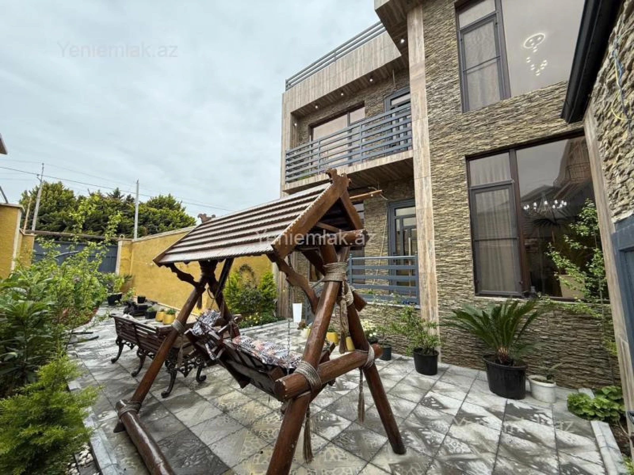 Satılır 6 otaqlı həyət evi 240 m²