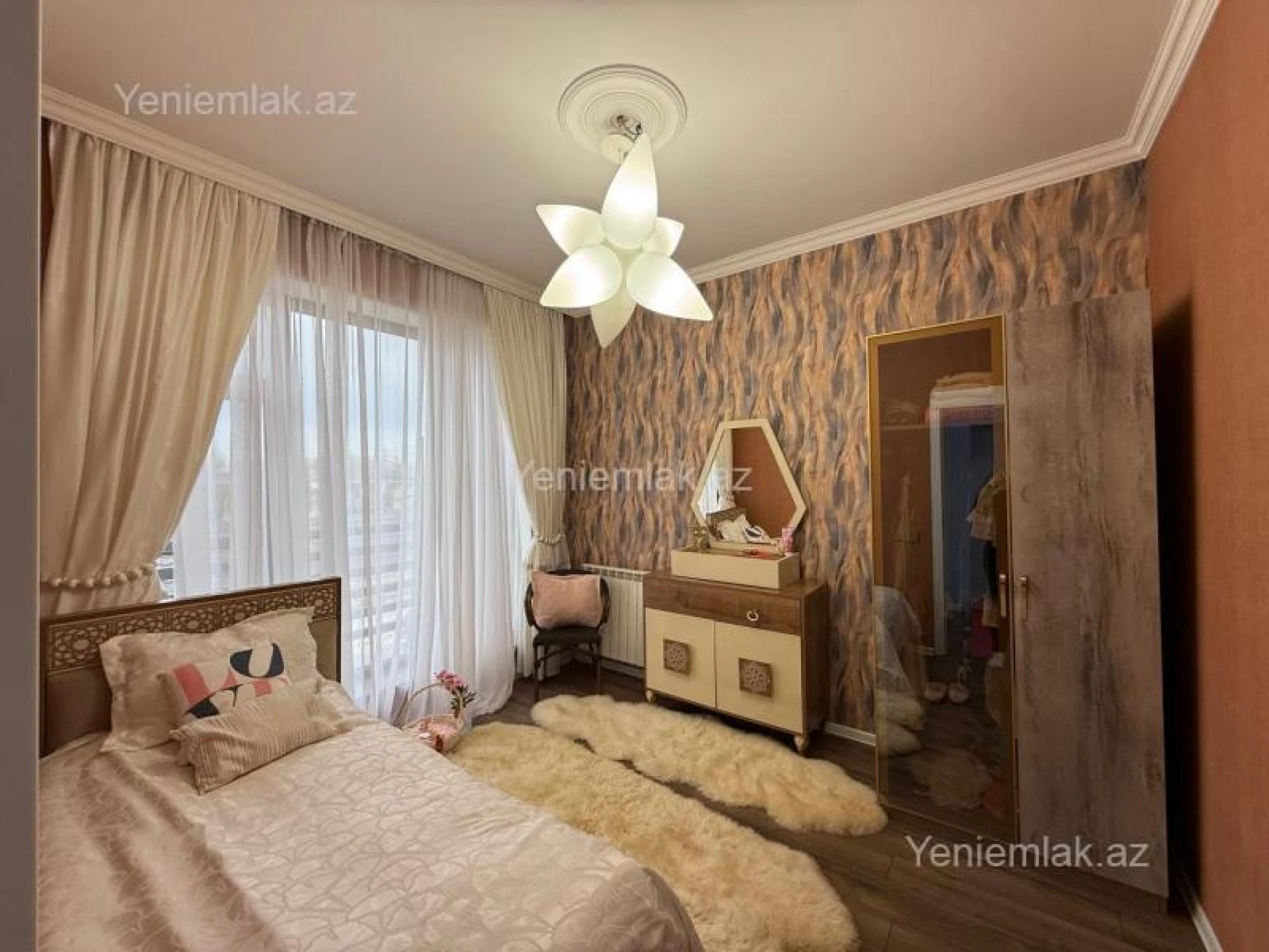 Satılır 6 otaqlı həyət evi 240 m²