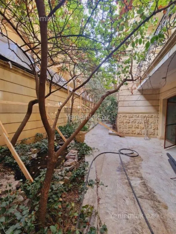Satılır 8 otaqlı həyət evi 450 m²