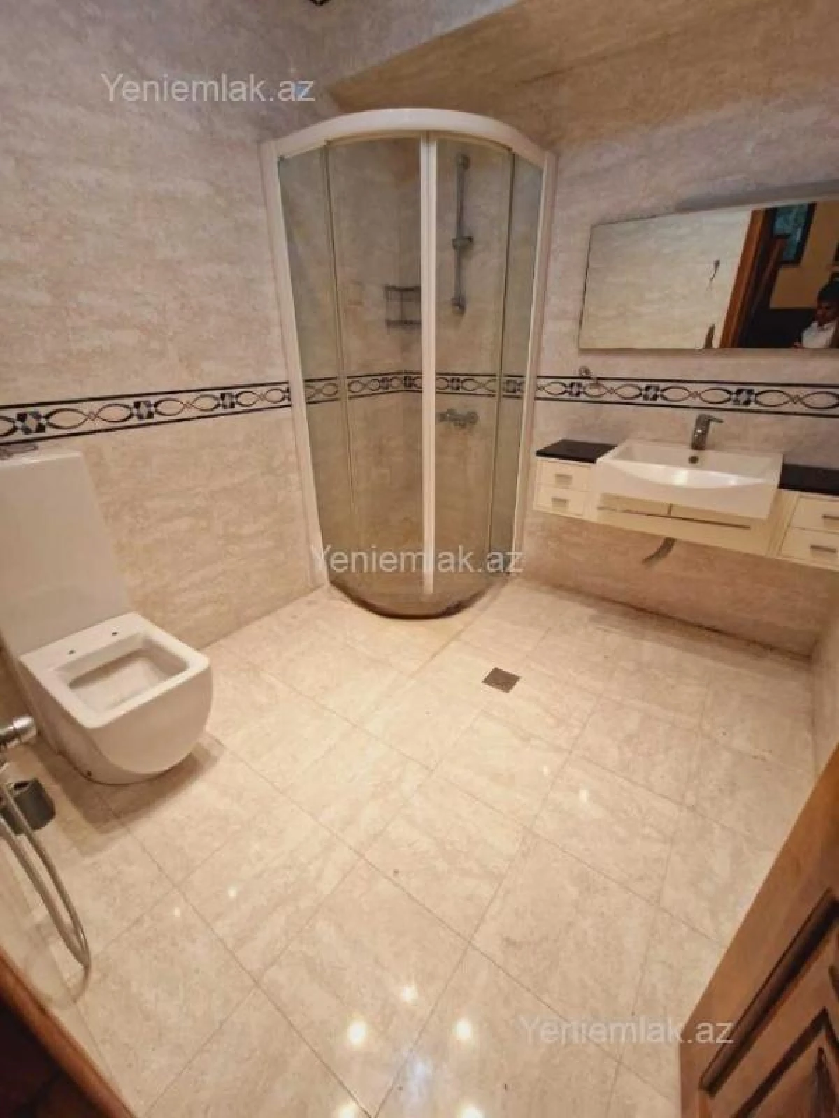 Satılır 8 otaqlı həyət evi 450 m²