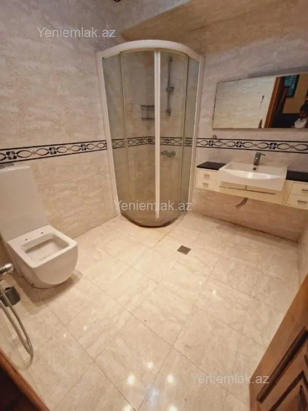 Satılır 8 otaqlı həyət evi 450 m²