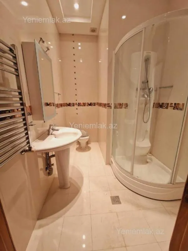 Satılır 8 otaqlı həyət evi 450 m²