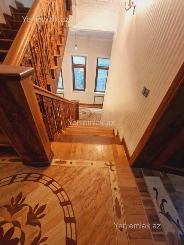 Satılır 8 otaqlı həyət evi 450 m²
