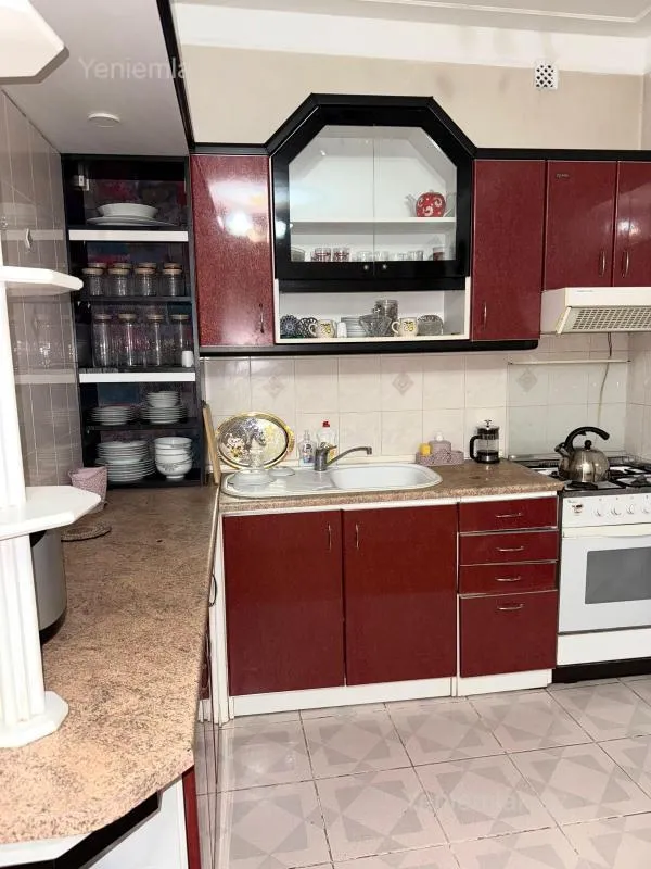 Satılır 5 otaqlı köhnə tikili 170 m²