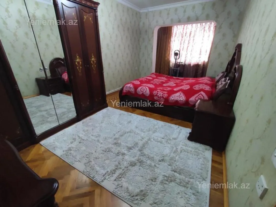 Satılır 4 otaqlı köhnə tikili 120 m²