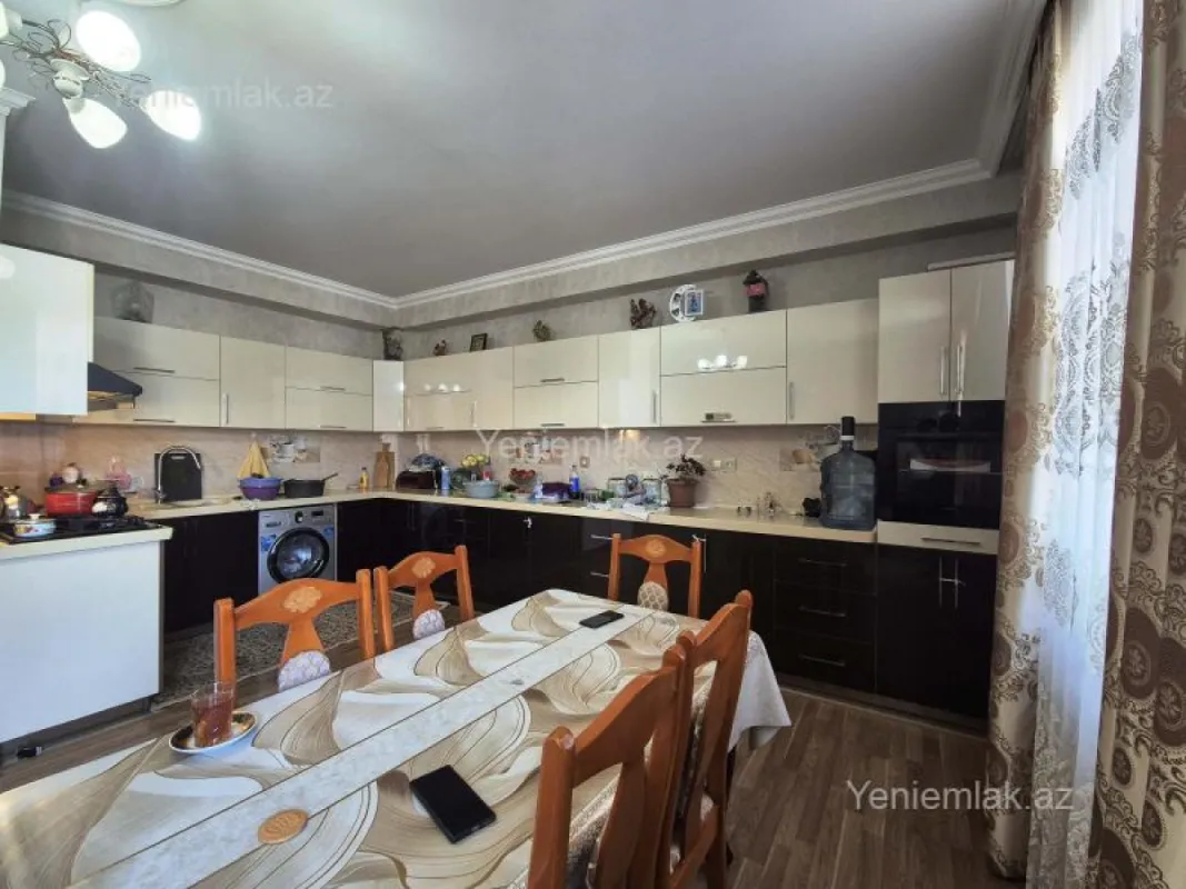 Satılır 4 otaqlı yeni tikili 200 m²