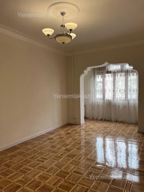 Satılır 4 otaqlı köhnə tikili 100 m²