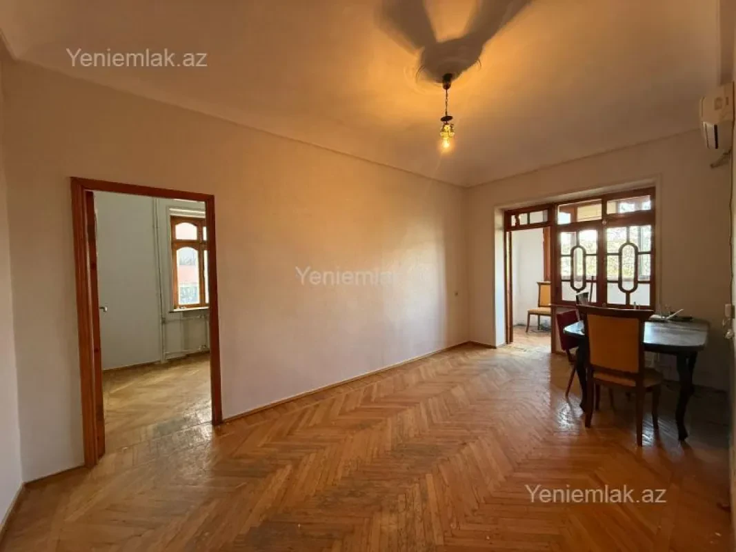 Satılır 2 otaqlı köhnə tikili 60 m²