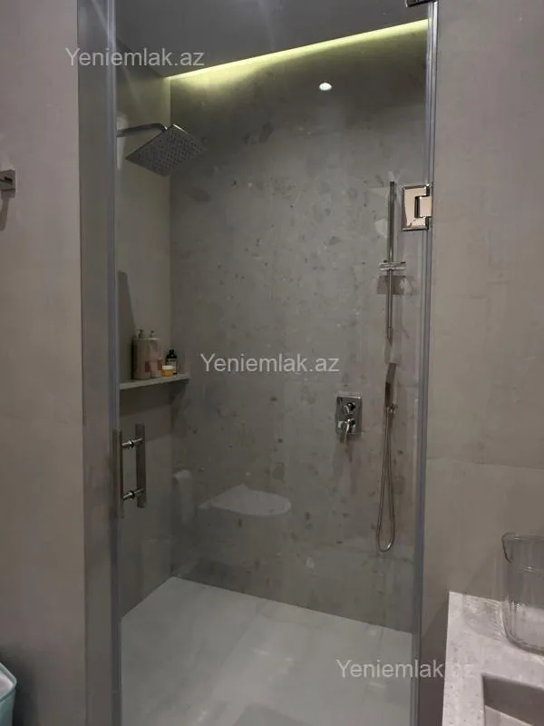 Satılır 5 otaqlı həyət evi 240 m²