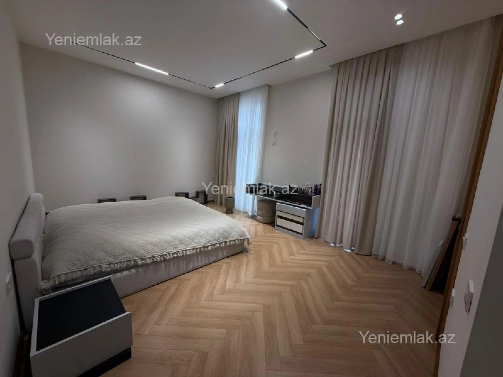 Satılır 5 otaqlı həyət evi 240 m²