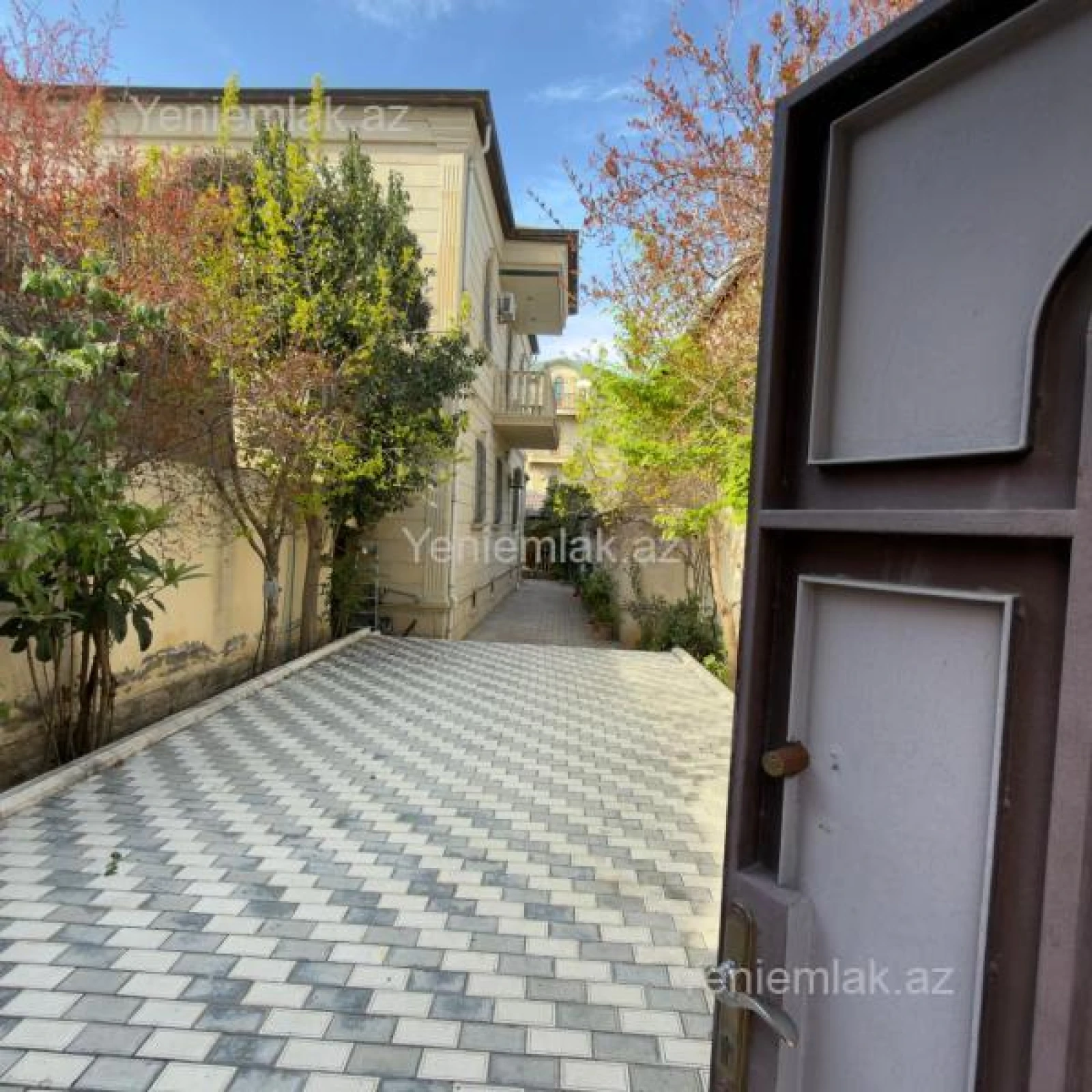 Satılır 9 otaqlı həyət evi 318 m²