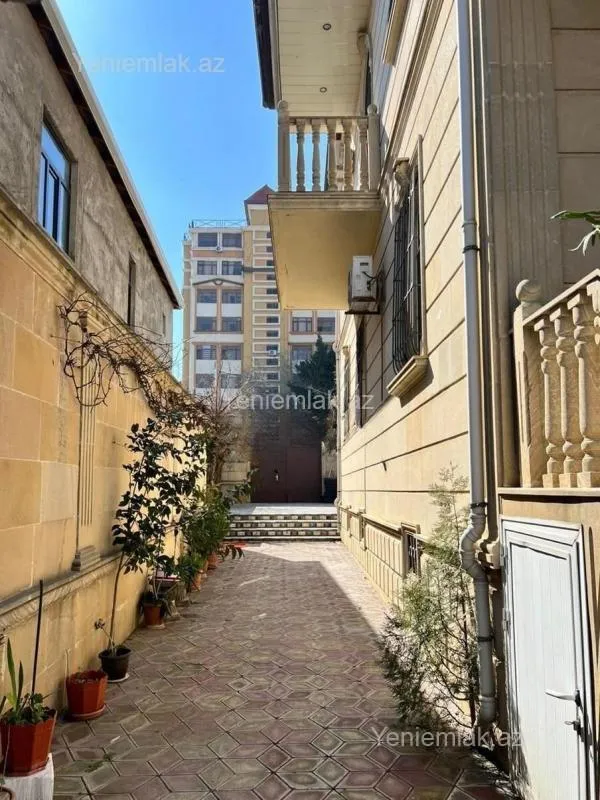 Satılır 9 otaqlı həyət evi 318 m²