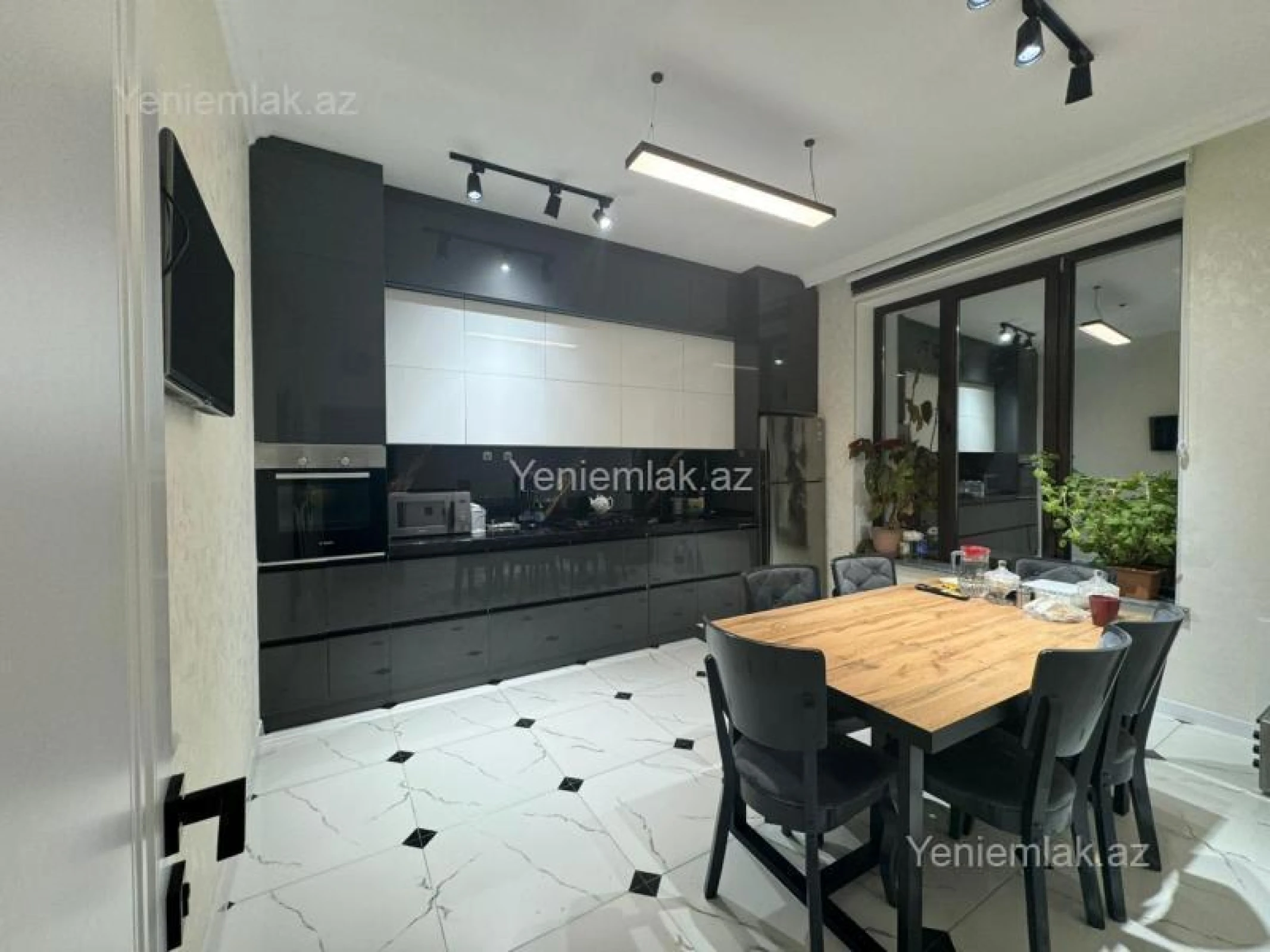 Satılır 6 otaqlı həyət evi 240 m²