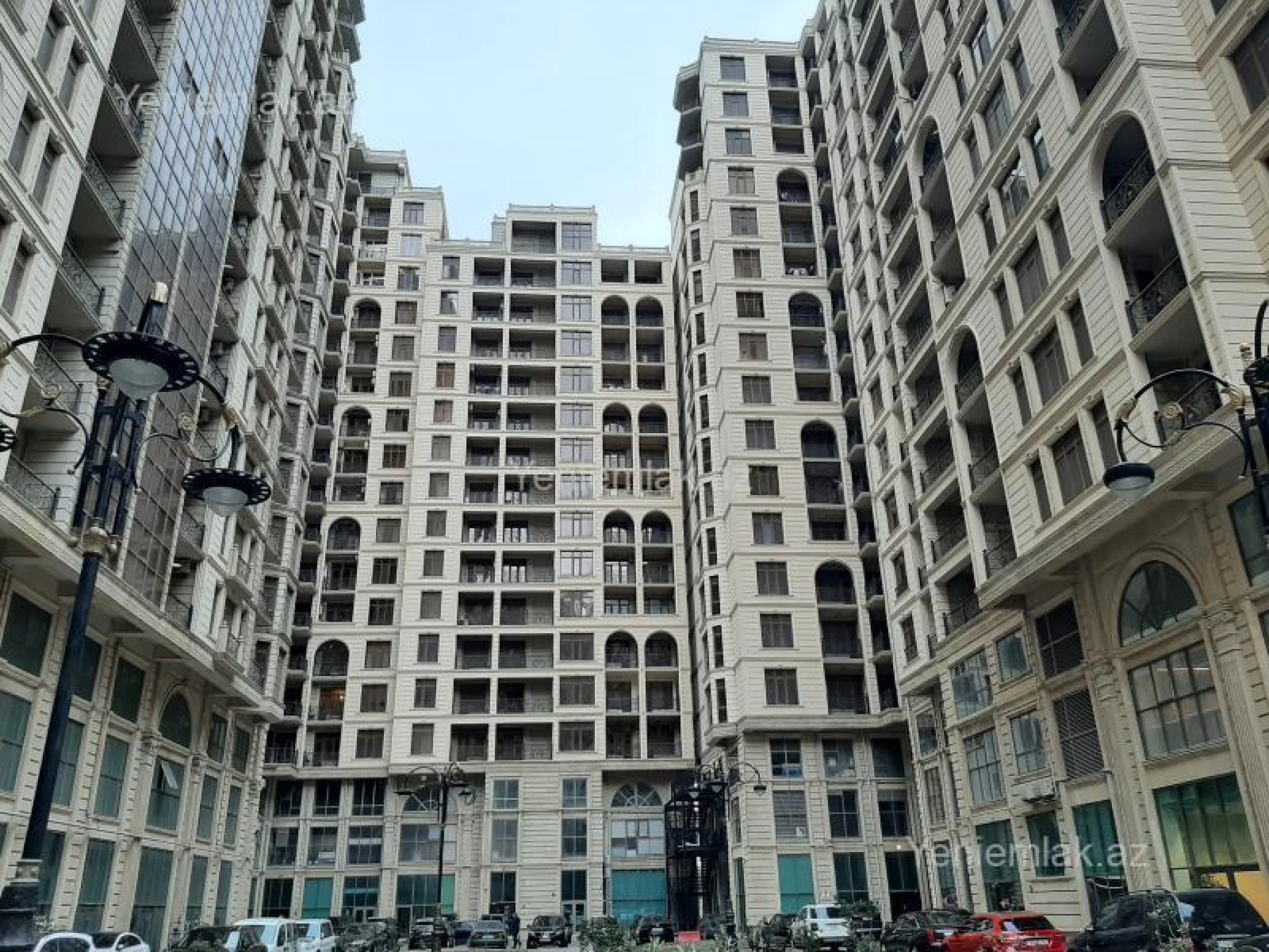 Satılır 4 otaqlı yeni tikili 240 m²