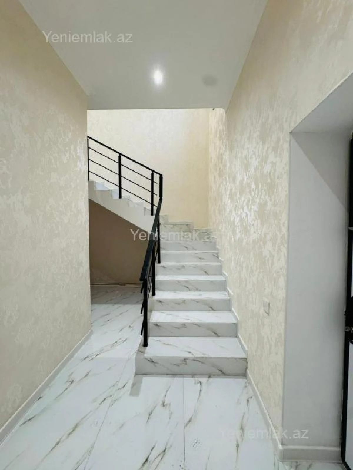 Satılır 6 otaqlı həyət evi 230 m²