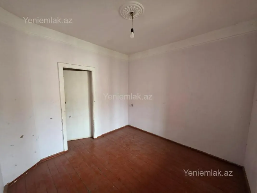 Satılır 2 otaqlı köhnə tikili 65 m²