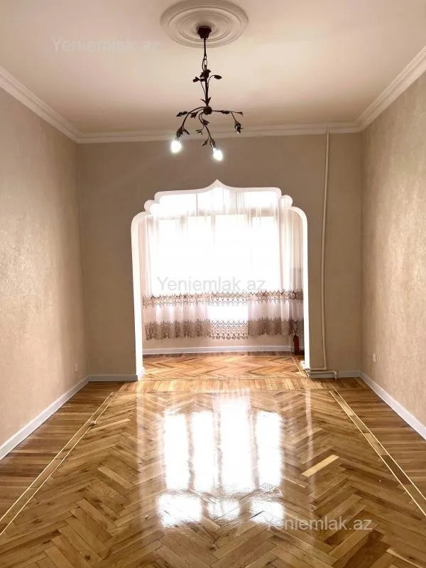 Satılır 4 otaqlı köhnə tikili 100 m²
