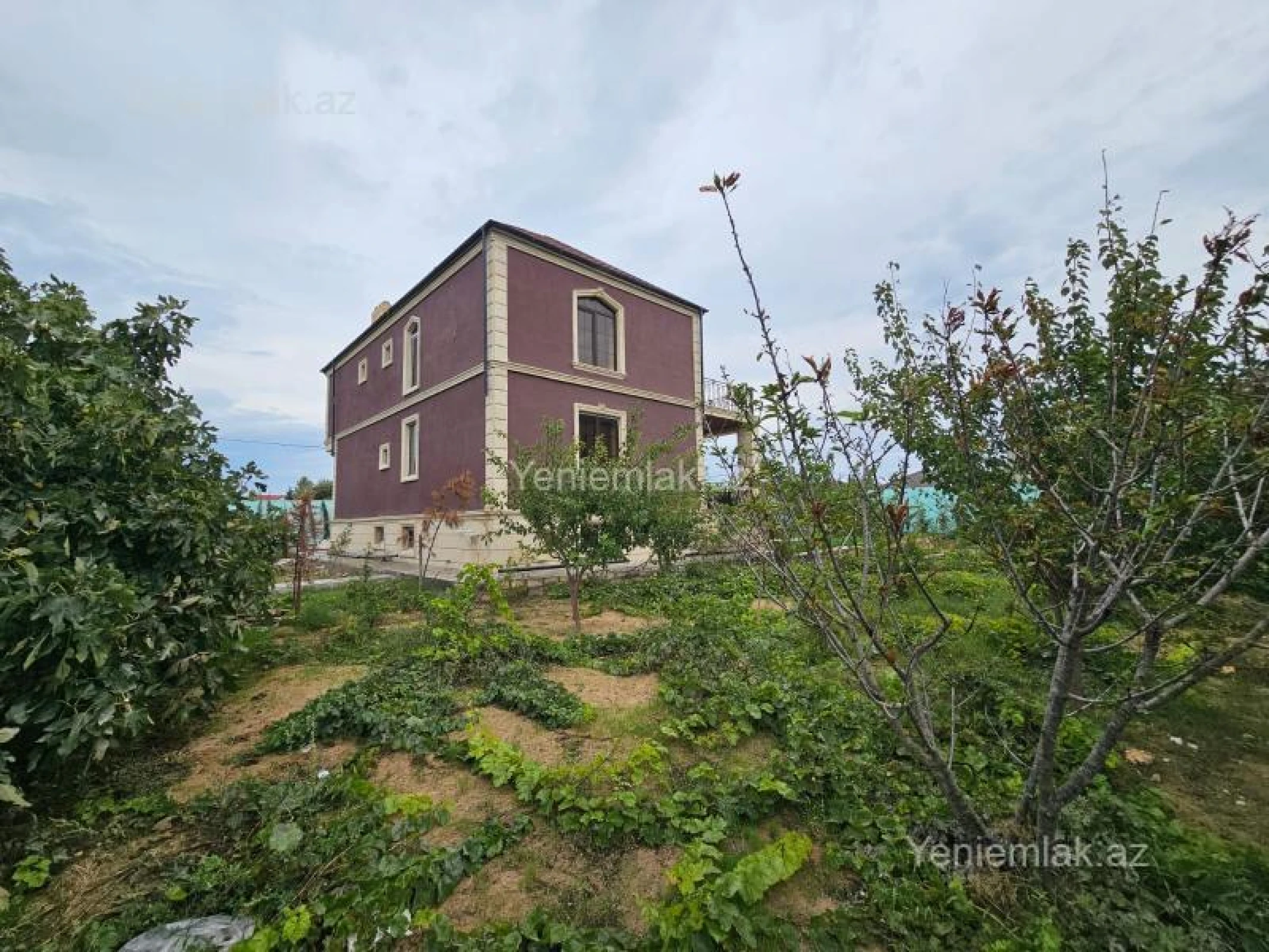 Satılır 11 otaqlı həyət evi 450 m²