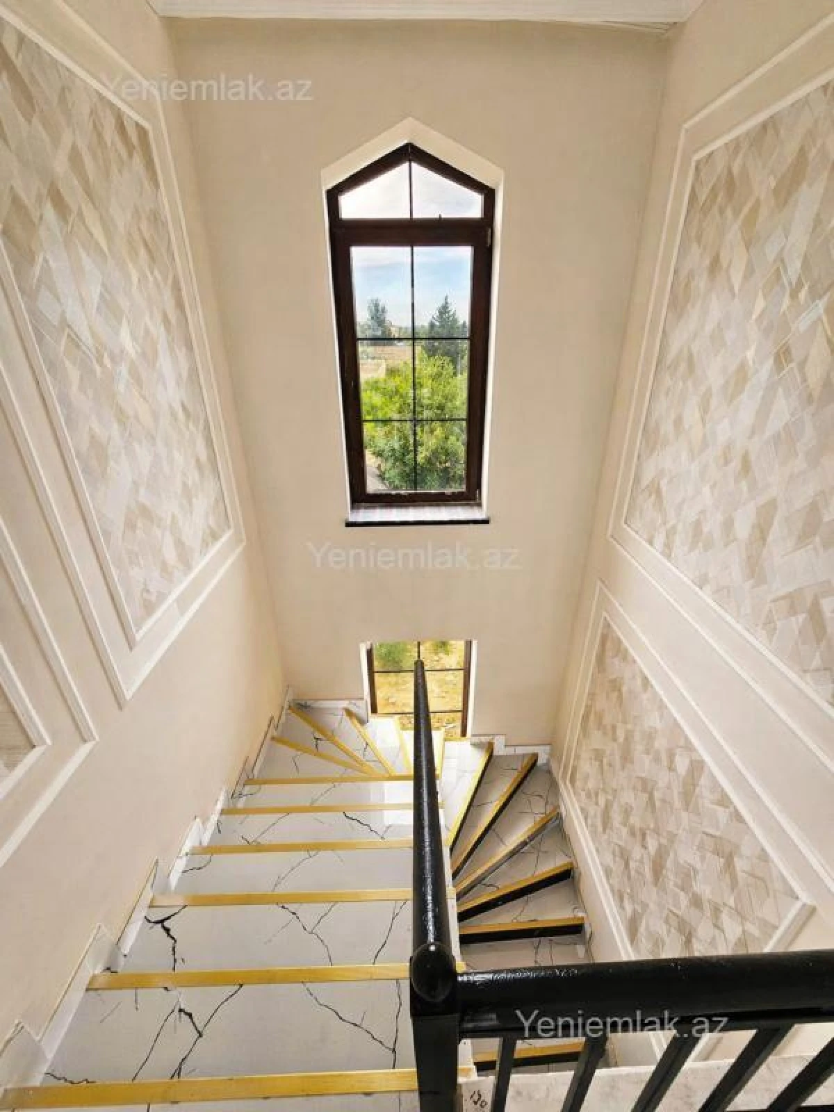 Satılır 11 otaqlı həyət evi 450 m²