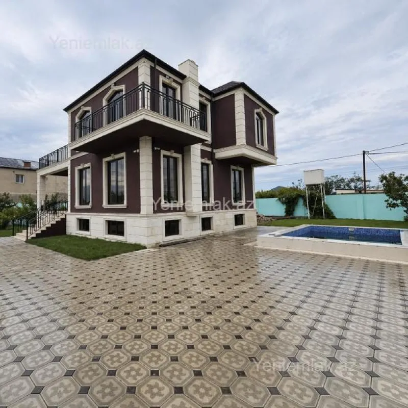 Satılır 11 otaqlı həyət evi 450 m²