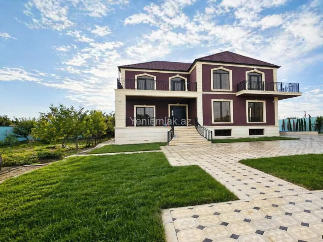 Satılır 11 otaqlı həyət evi 450 m²