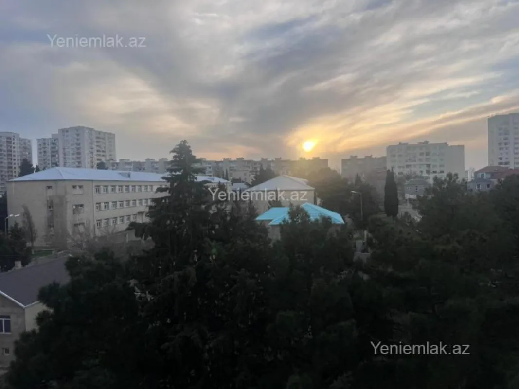 Satılır 4 otaqlı köhnə tikili 100 m²