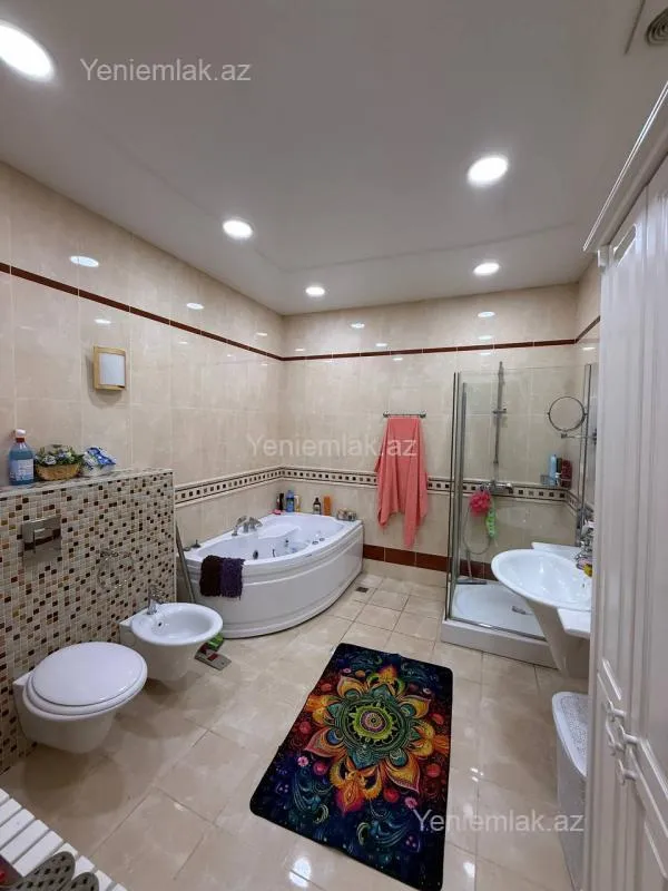 Satılır 6 otaqlı həyət evi 330 m²