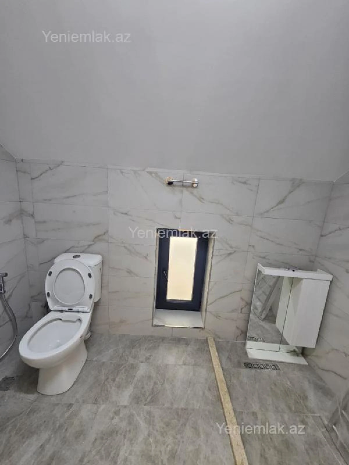 Satılır 6 otaqlı həyət evi 440 m²