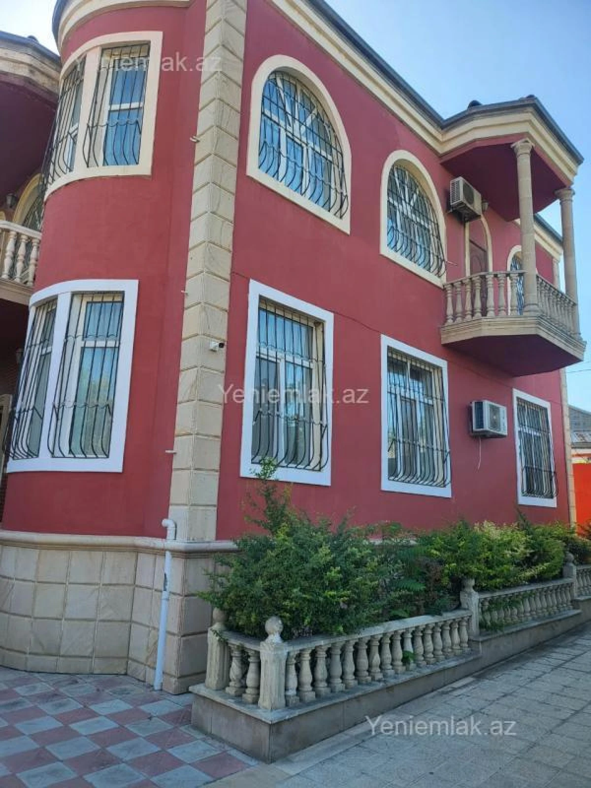 Satılır 11 otaqlı həyət evi 500 m²