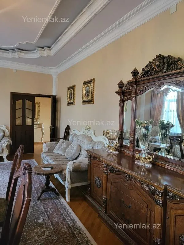 Satılır 11 otaqlı həyət evi 500 m²