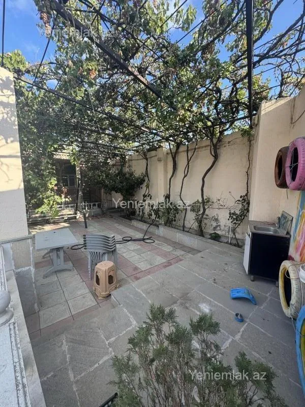 Satılır 8 otaqlı həyət evi 270 m²