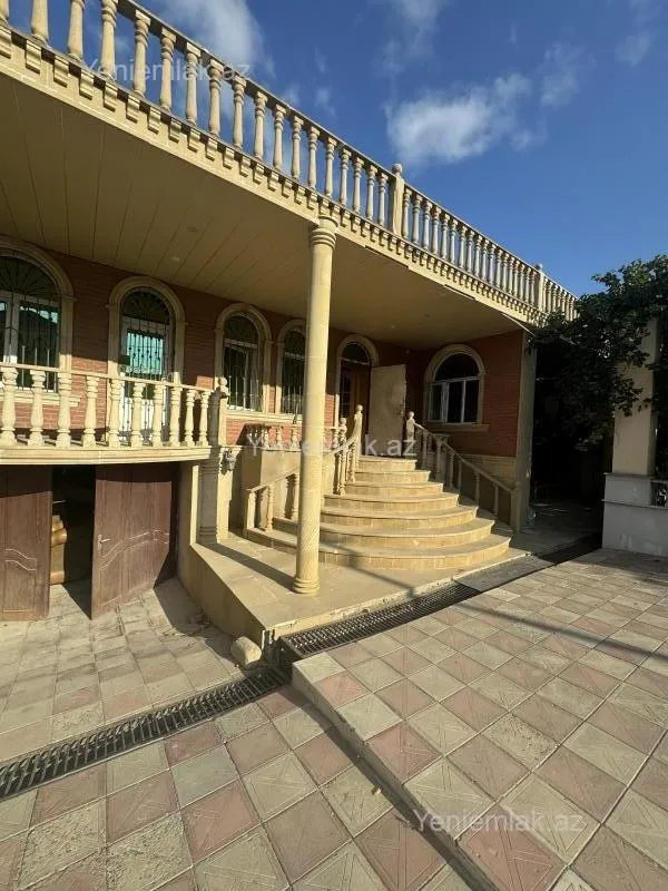 Satılır 8 otaqlı həyət evi 270 m²