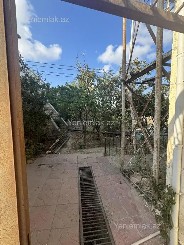 Satılır 8 otaqlı həyət evi 270 m²