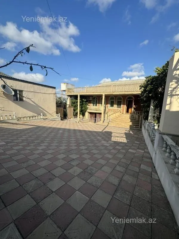 Satılır 8 otaqlı həyət evi 270 m²