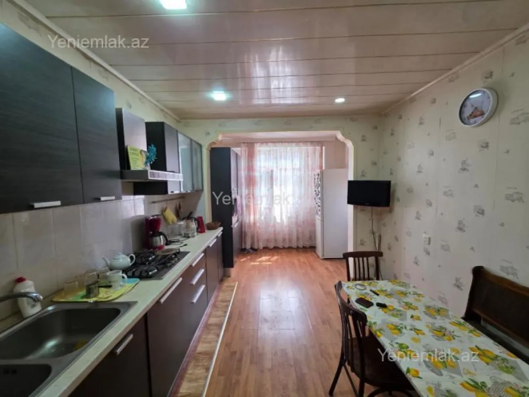 Satılır 4 otaqlı köhnə tikili 100 m²