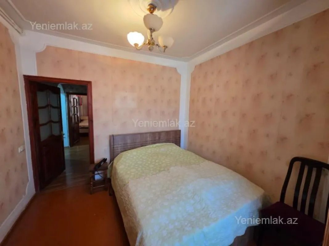 Satılır 4 otaqlı köhnə tikili 100 m²