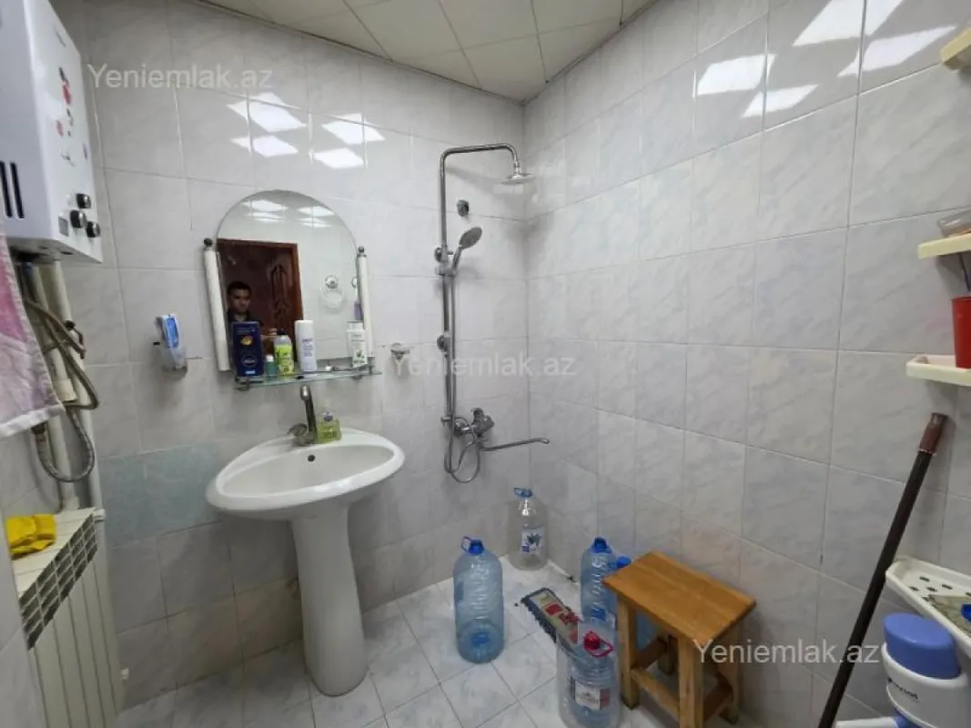 Satılır 4 otaqlı köhnə tikili 100 m²