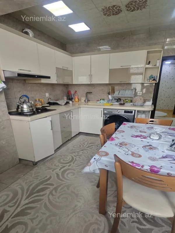 Satılır 4 otaqlı köhnə tikili 130 m²