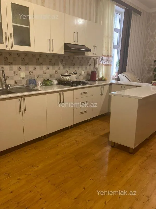 Satılır 6 otaqlı həyət evi 200 m²