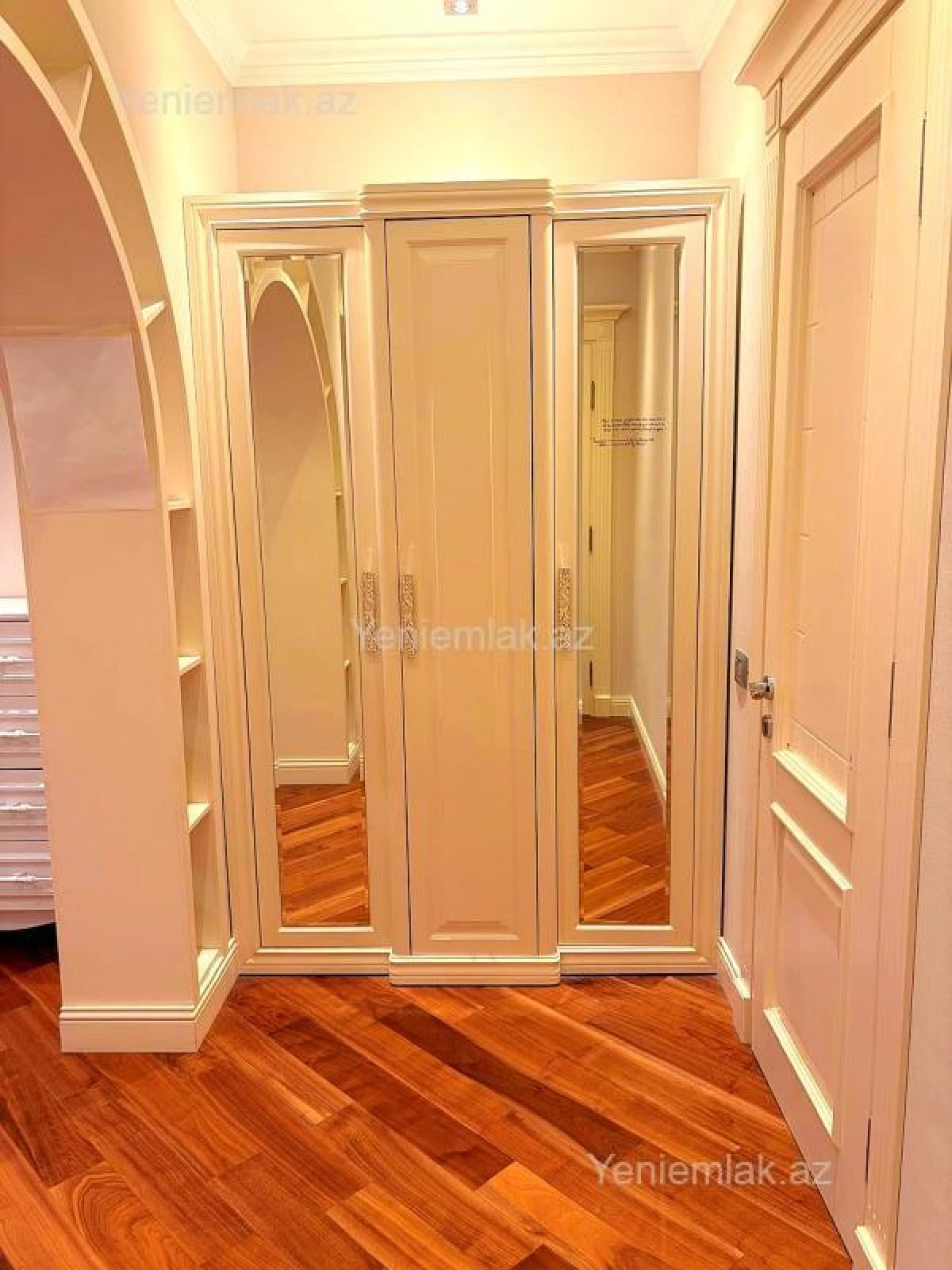 Satılır 4 otaqlı yeni tikili 215.5 m²